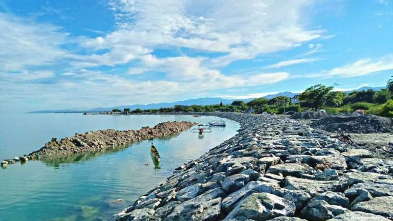Eksplorasi Keindahan Taman Anjungan Pantai Talise di Manado