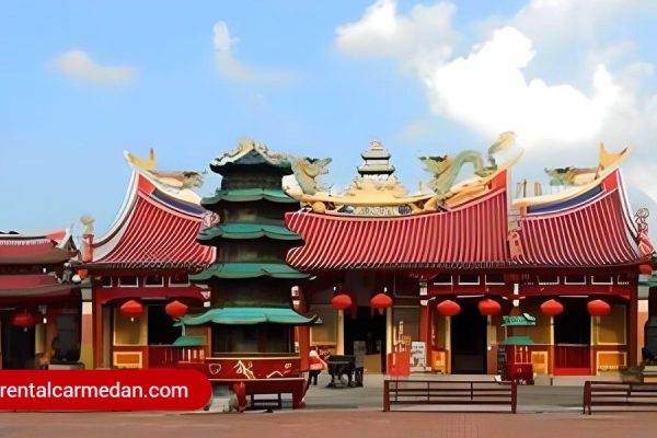 Taman Vihara Gunung Timur: Keindahan dan Ketenangan Religius