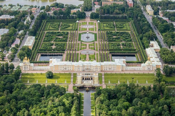 Keindahan Taman Peterhof dan Istana yang Memukau di Rusia