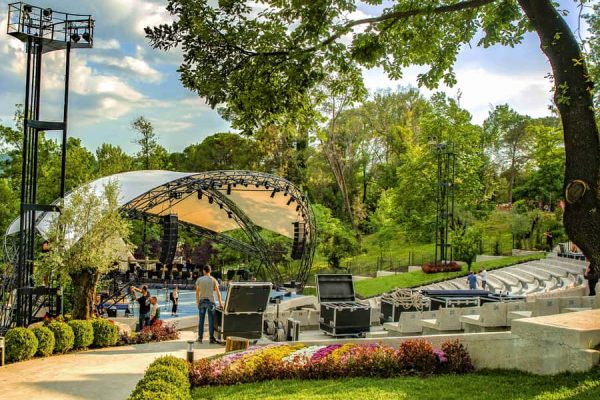 Taman Besar Tirana: Oase Hijau di Pusat Kota